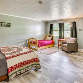 Walk to Main St & Schroon Lake! Cozy Upstate Gem、シュローン・レイクのホテル