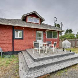 Walk to Shore! Long Beach Home w/ Fire Pit, hotel u gradu 'Long Beach'