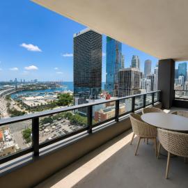 2 Bedrooms Condo with Balcony & Amazing Views in Downtown