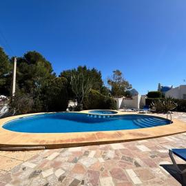 Apartamento con jardín, piscina y parking