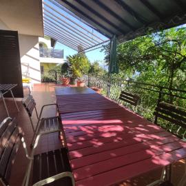Very big cheap apartment for big families very close to Sea, 3Air-Conditiners, hótel í Dramalj