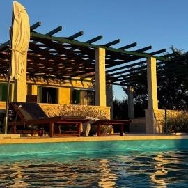 Secluded vacation house Bračuta with swimming pool, hotel in Pučišća