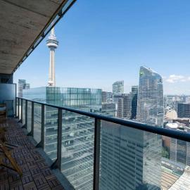 CN Tower View Condo - Balcony WiFi & Workspace