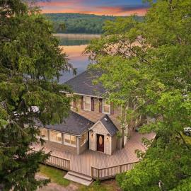 Lakefront Group Retreat on Swan Lake Sleeps 18 Kayaks, Fire Pit & Dock، فندق في Swan Lake