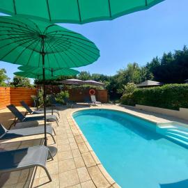Domaine Ô Clair de Lune - Chambres d'Hôtes et Gîtes à Sarlat - Accès Cité Médiévale 5 minutes à pied - Parking - SPA & Massages en option - Piscine de saison, hotel in Sarlat-la-Canéda