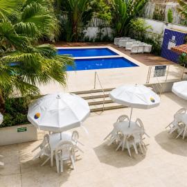 Apto Guaruja Pitangueiras Piscina 50 Metros da Praia, hotell i Guarujá