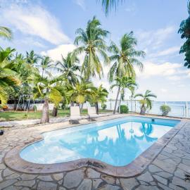 The White Villa Beachfront and Sunset Luxury、アルビオンのホテル