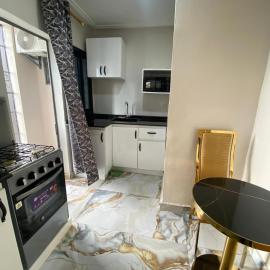 chambre climatisé au goudron à Yaoundé-Nsimeyong 100m du collège Vogt,50m super-marché DOVV, WIFI haut débit gratuit R&B 22, hotel en Yaundé