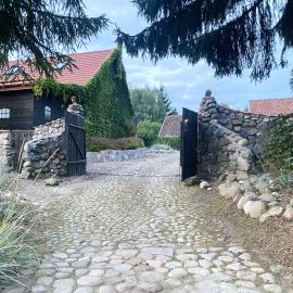 Siedlisko Żywe Kamienie, hotel u gradu Naguszewo
