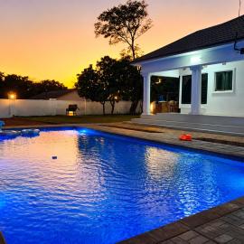 Poinsettia White House - Exclusive Private Villa with Pool, hotel u gradu Livingston