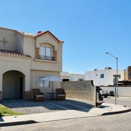 Casa en grupo, terraza y alberca compartida, hotel en Mexicali