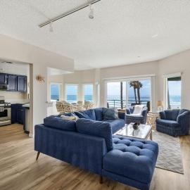 Beachfront Luxury Condo 2BR Sleeps 6 Sunset Views, Hotel in Oceanside