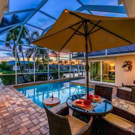 Villa Hibiscus-Waterfront-Free Heated Pool-Dock-Bikes-Other Amenities, hotel u gradu Punta Gorda