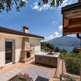 Villa Natura Panoramic Lake Garda, hotel in Limone sul Garda