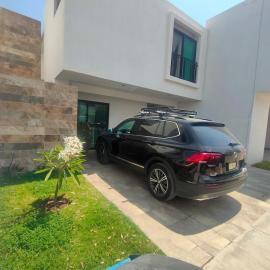 Beautiful new house in a gated community with pool and gym Preciosa casa nueva en fracc privado con piscina y gimnasio, hotel in Pozos