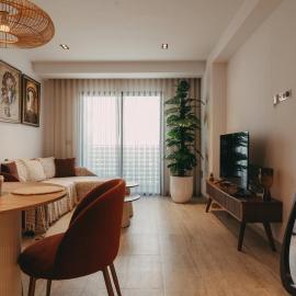 Modern Smart Home with Office, Pool, Gym and Fast WiFi - 10 min to Airport โรงแรมในAl ‘Uwaynah