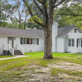 Spacious 4br home with big yard near downtown, hotel in Richmond