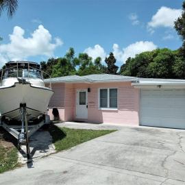 Charming 2-bedroom cottage in enjoyable Pinellas Park with AC, WiFi, and more, hotel in St. Petersburg