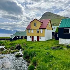 Jákupsstova, Yellow Riverside House in Gjógv, hotel din Gjógv