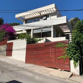 Casa con piscina, quincho, terraza y 5 habitaciones, hotel in Viña del Mar