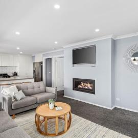 Hood Road Beach House- Hamptons inspired sleeps 9, hotel in Indented Head