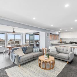 Hood Road Beach House- Hamptons inspired sleeps 9, hotel in Indented Head