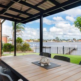 21 Melaleuca Drive - Waterfront - Pet Friendly - Stone Real Estate Yamba, Hotel in Yamba