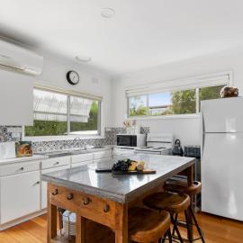 The Shack- Walk to beach, sleeping 4, fireplace, pet friendly!, hotel in Saint Leonards