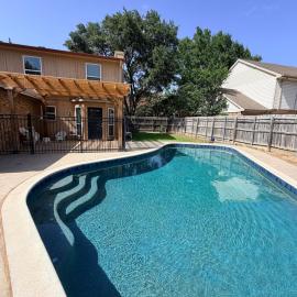 Enjoy Your Getaway in This Entire 5-Bedroom Pool Home -Sleeps up to 12، فندق في ألين