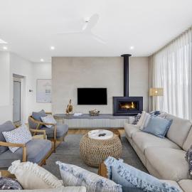 Colite Luxury Barwon Heads Sleeps 8 Rooftop deck 2 minute walk to the main shops river and parks