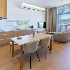 Lyttelton Apartment Harbour Views - Walk to Cafés, hotel in  Lyttelton