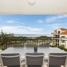 Breakers Unit 2 12- Ocean Views - Stone Real Estate Yamba, hotel in Yamba
