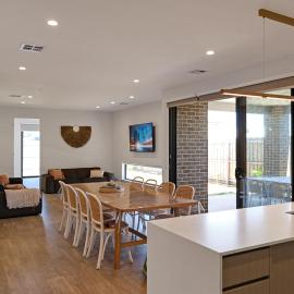 Oceans 10 Lux Beach house 5 bedroom Parking Aircon Spa Bath, hotel Indented Head városában