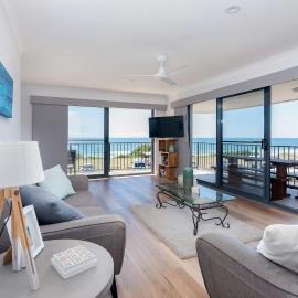 Edgewater 1- Ocean Views - Stone Real Estate Yamba، فندق في يامبا