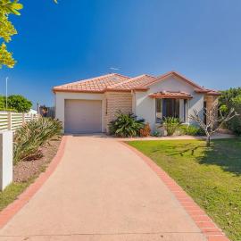 Oceania Cottage- Pet Friendly -Stone Real Estate Yamba