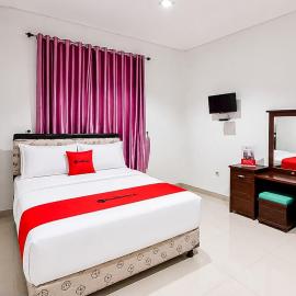 RedDoorz at Residence Bintaro, hotel in Mencil