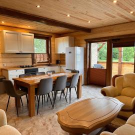 Domek 13 osobowy nad Biebrzą โรงแรมในWroceń