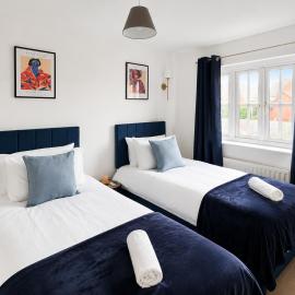 Berry House, 3BR Home with parking, Sleeps 6, Hotel in Andover