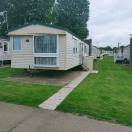 Holiday Park Home Sleeps 4 - Dogs Welcome - Pool, hotel in Clacton-on-Sea