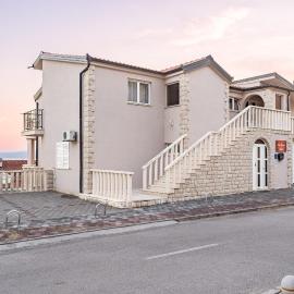Apartments Amaris, hotel in Promajna