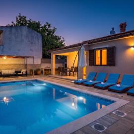 Holiday House Gortan for 7 people near Pula with children playground and heated pool, hotel in Marčana
