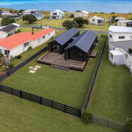 Luxury Seaside Getaway - New Build, hotel Waverleyben