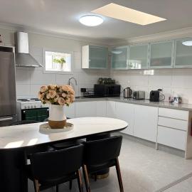 Cozy Modern 3BR Family Retreat, hotel din Rooty Hill
