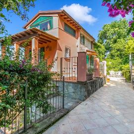 Villa Aurora with Sea View, hotel en Seravezza