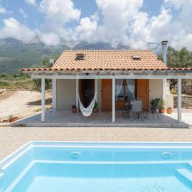 Country Green House In Lourdas, hotel u gradu Kefalonija