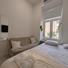 Tiny Studio With Detached Private Bathroom, hotel sa Zagreb