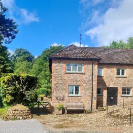 Beautifully located in the middle of Exmoor โรงแรมในExford
