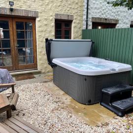 2 Bedroom House Sleeps 5 - Hot Tub - Pets Welcome