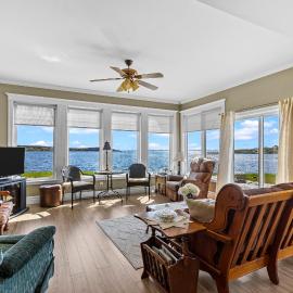 Westward Oceanfront Sunsets over Trinity Bay、Hearts Delightのホテル
