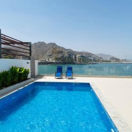 Al Dana H2O Beachfront Villa with a private pool, Al Dana Island Sharm Fujairah, hotel em Sharm
